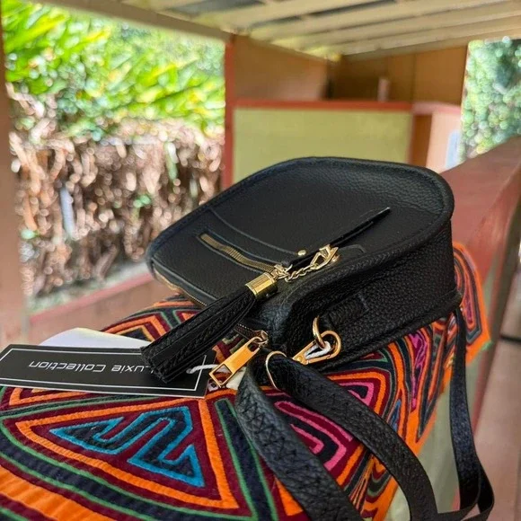 Deluxity Vegan Leather Crossbody Bag Black Gold Hardware Details NWT‎ - Picture 4 of 8